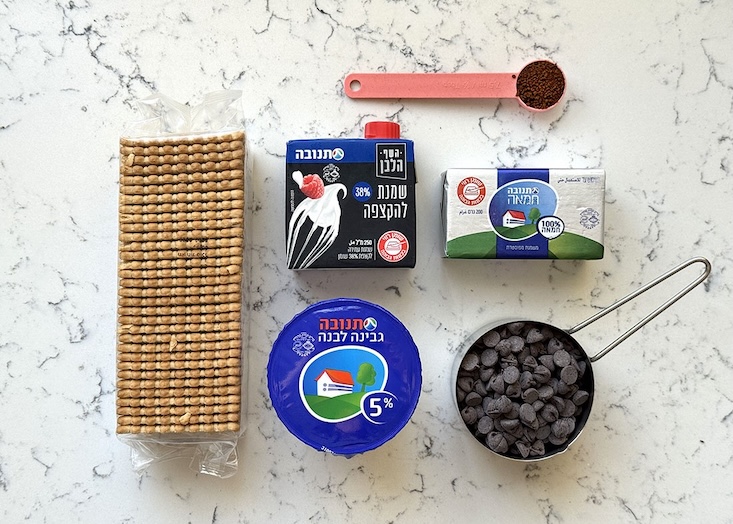 שלב 1 מצרכים: שוקולד, סוכר, חמאה ונס קפה ביסקוויטים ושמנת מתוקה.