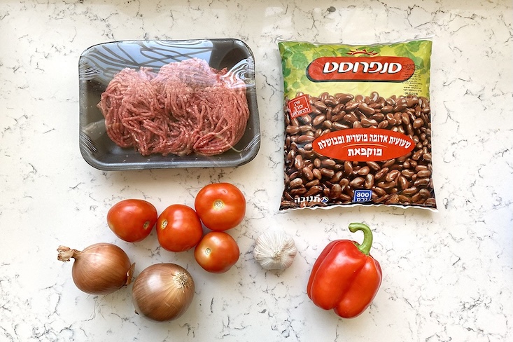 שלב 1 מצרכים: שעועית אדומה מוקפאת של סנפרוסט, עגבניות, בצלים, שום ובשר.