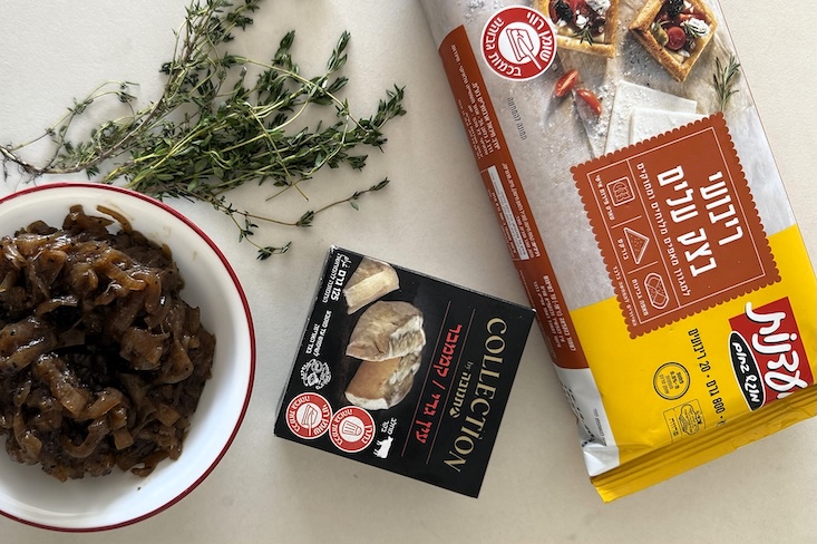 ריבת בצל, חבילה בצק עלים חתוך לקוביות מעדנות, עיגולי קממבר תנובה וענפי טימין.