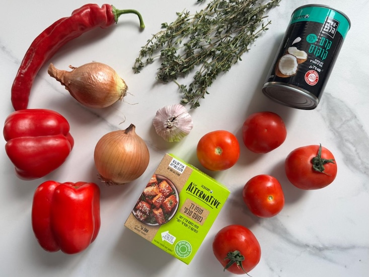 שלב 1 מצרכים: קרם קוקוס, עגבניות בצלים, שום פלפל וטופו רך בטעם טבעי.