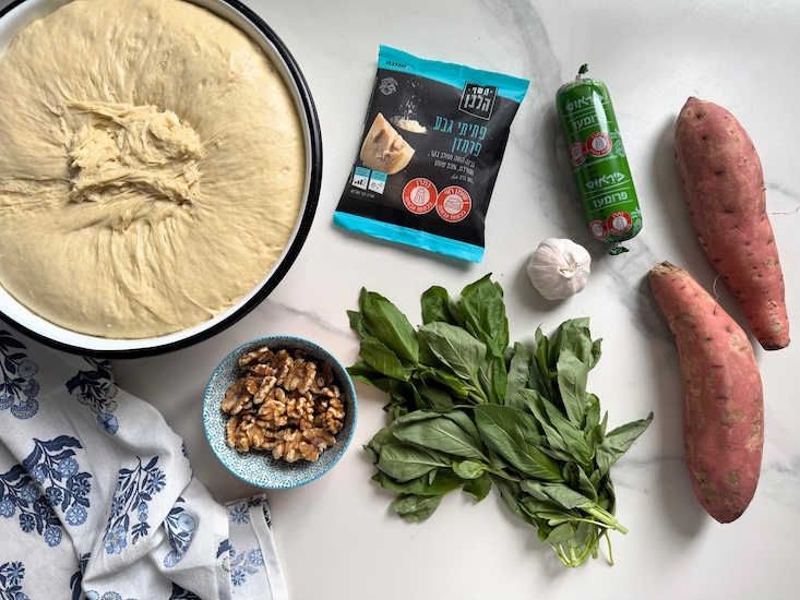 שלב 1 מצרכים: בקערת מיקסר עם וו לישה מניחים קמח, סוכר, שמרים ומערבבים קלות.