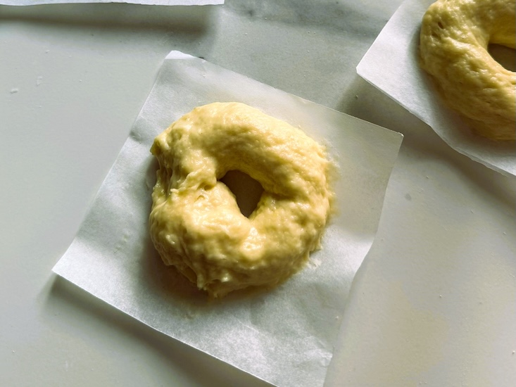 מזלפים על גבי קוביות נייר אפייה, טבעות קטנות, ובסוף הזילוף גוזרים עם מספרים את הבצק, לניתוק.