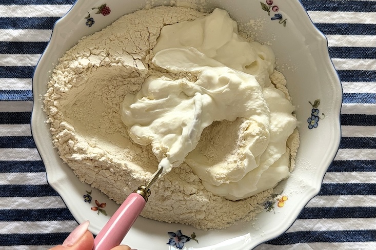 מוסיפים לקערה יחד את הגבינה והקמח עד לקבלת בצק אחיד ויחסית חלק.