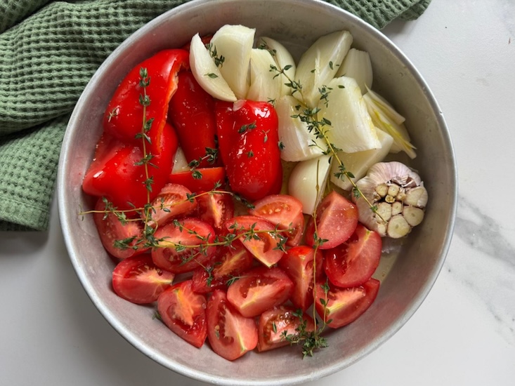 מטגנים את כל הירקות יחד.