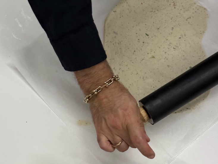 רידוד תערובת הטופו בעזרת מערוך.