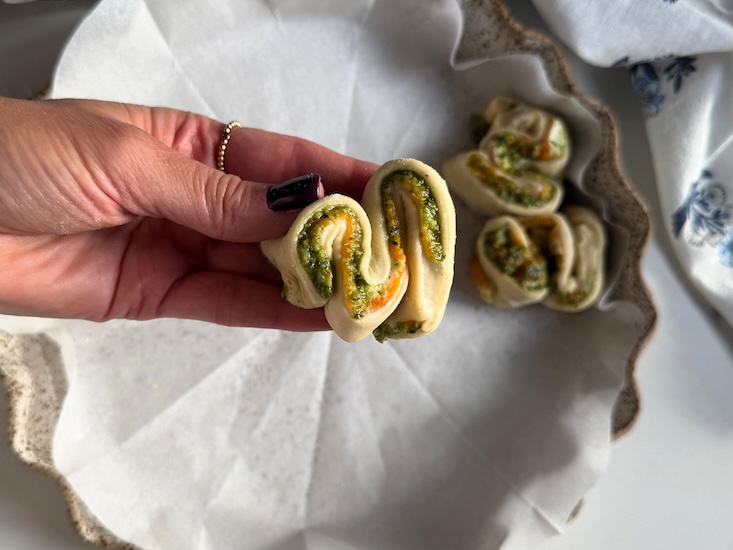 לוקחים רצועת בצק ומקפלים אותה אחד צמוד לשני כך שנוצרים פסים צפופים.