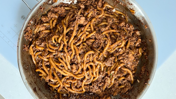 שלב 2 תהליך: מפוררים את הטופו פנימה בגודל של בשר טחון