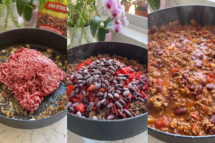 מוסיפים את הבשר ומערבבים עם שאר הרכיבים בסיר.