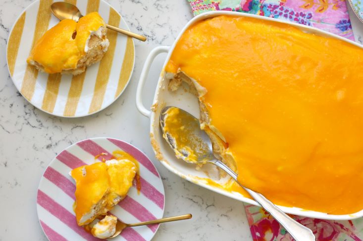 חותכים את הטירמיסו מנגו לצלחות הגשה.