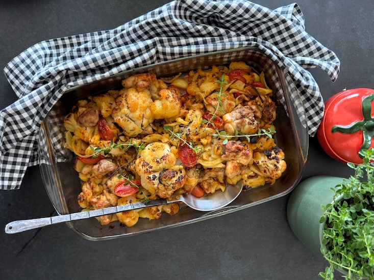 כרובית ופרגיות בתבנית אחת עם שקדים קלויים ופטרוזיליה קצוצה מעל.