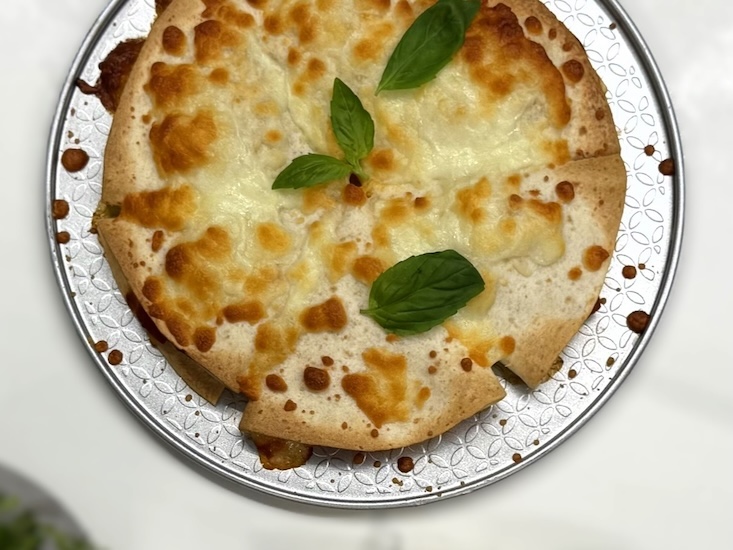 מוצאים מהתנור כשכל הטורטיות זהובות והגבינה מותחת.