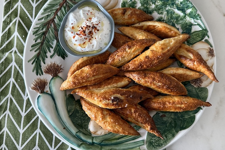 פרעצל מבצק גבינה, לצד מטבל גבינה לבנה.