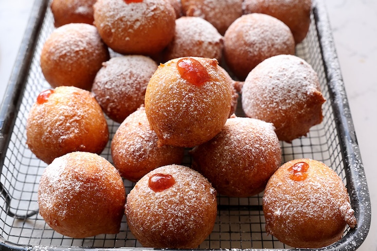 שלב 3: מניחים את הסופגניות המוכנות על נייר סופג/רשת טיגון, מאבקים באבקת סוכר ומזריקים ריבת תות.