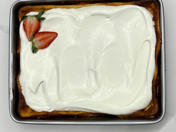 מצפים את העוגה הקרה בקצפת ומקשטים בפרוסות תותים טריים.