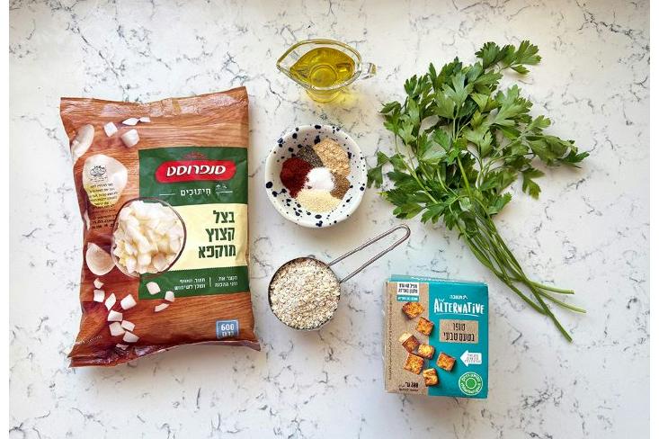 שלב 1 מרכיבים: טופו טבעי, בצל קצוץ מוקפא, תבלינים, שמן וקוואקר.