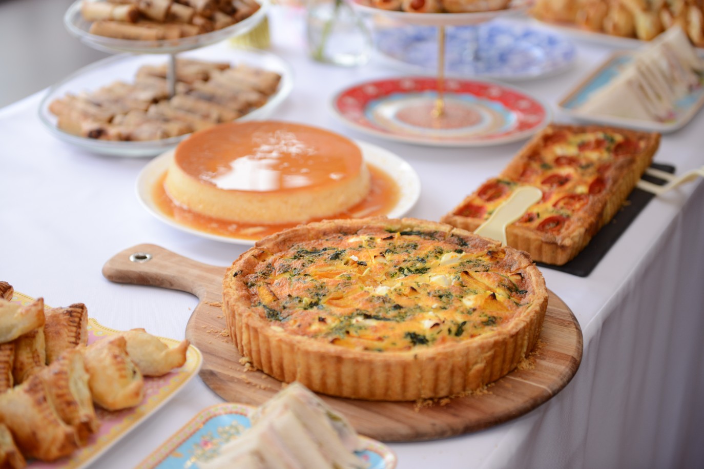 בראנץ' וינטג' סטייל עם פשטידה ועוגות.