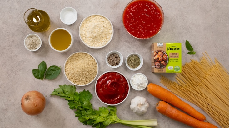 מצרכים לבולונז טופו: טופו רך, רסק עגבניות, ירקות ותבלינים.