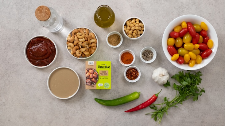 רכיבים לשקשוקה טבעונית: עגבניות שרי צבעוניות, פלפלים, אגוזים, טופו ותבלינים.