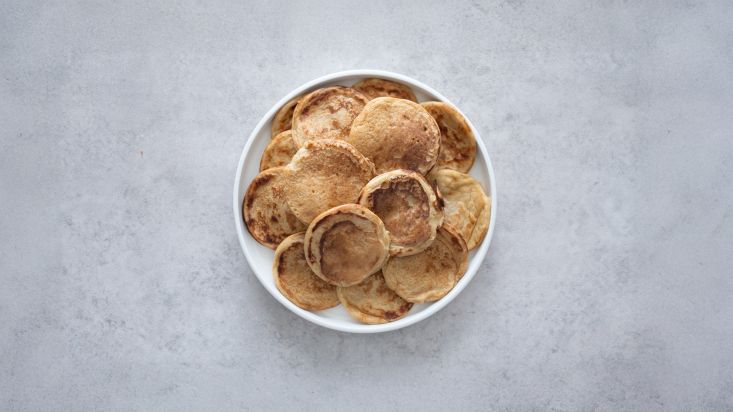 פנקייקים מטופו טבעוניים מוכנים בצלחת.