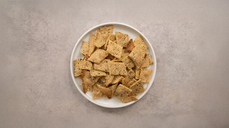 טופו קריספי אפוי מוכן בצלחת.