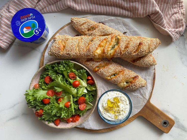 בייגל מוצרלה ותרד מבצק גבינה לבנה, מוגש לצד גבינה לבנה וסלט.