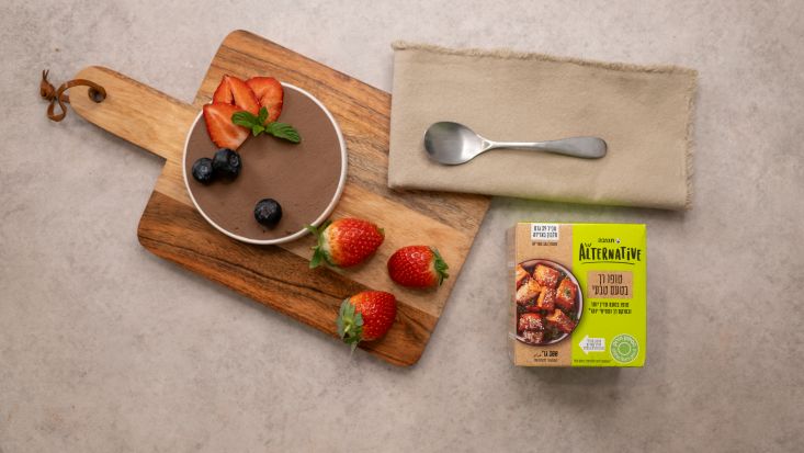 מוס שוקולד טבעוני מטופו מוגש עם תותים ואוכמניות.