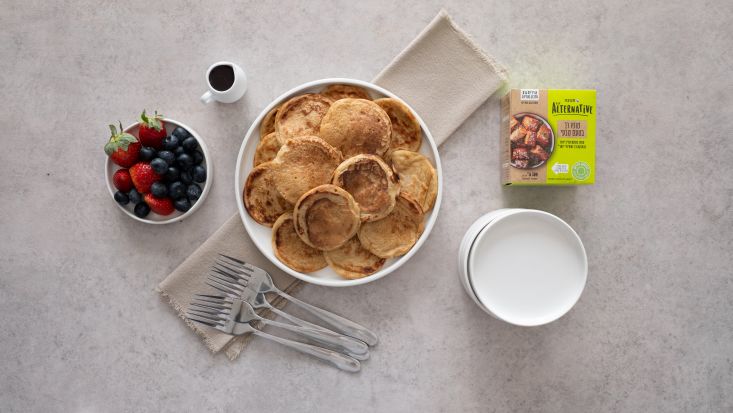 פנקייקים מטופו טבעוניים, מוגשים לצד תותים.