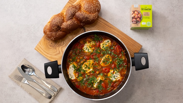 שקשוקה טבעונית עם טופו רך, מוגש לצד חלה.