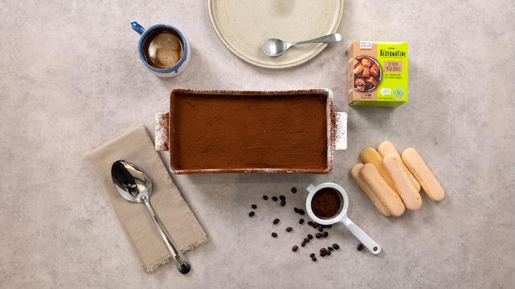 טירמיסו עם אבקת קקאו מעל, לצד טופו רך, בישקוטים וקפה.