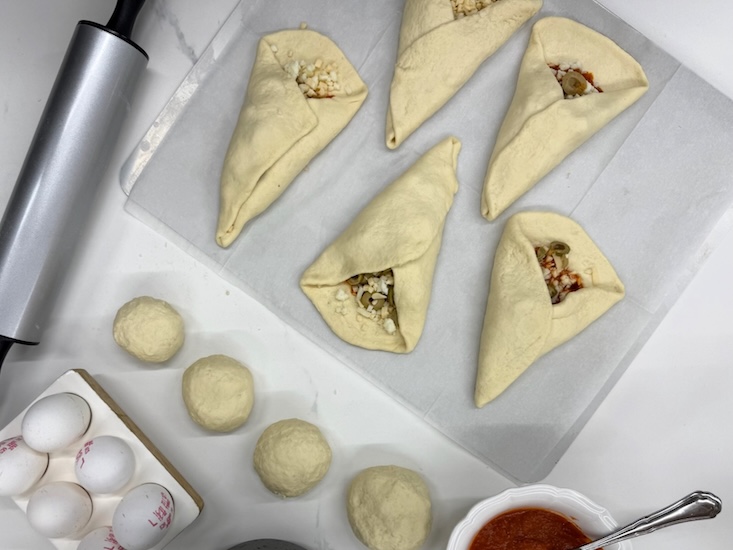 יוצרים עם הבצק צורה של קונוס, ומסדרים את הקונוסים בתבנית אפייה.