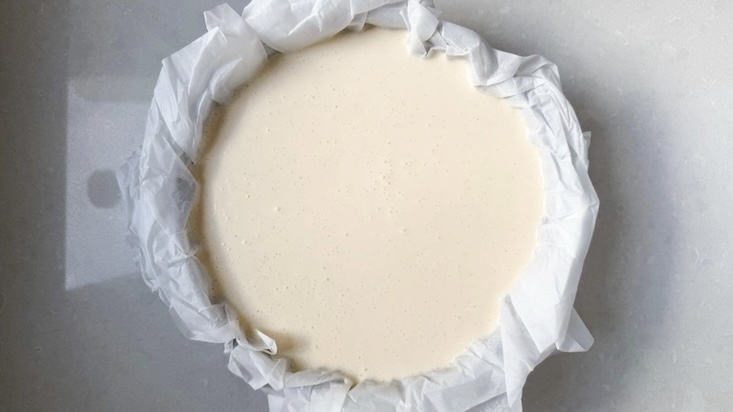 מעבירים את הבלילה לתבנית.