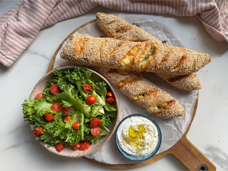 בייגל מוצרלה ותרד מבצק גבינה לבנה, לצד סלט וגבינה לבנה.