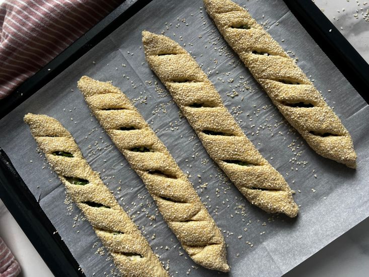 מניחים על תבנית מרופדת בנייר אפייה במרווחים, יוצרים חריצים עמוקים במרווחים ובאלכסון