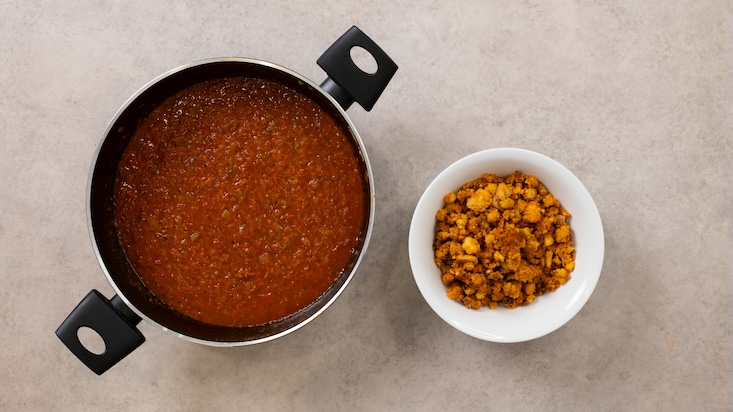 רוטב עגבניות סמיך בסיר, צלחת טופו אפויה לרוטב.