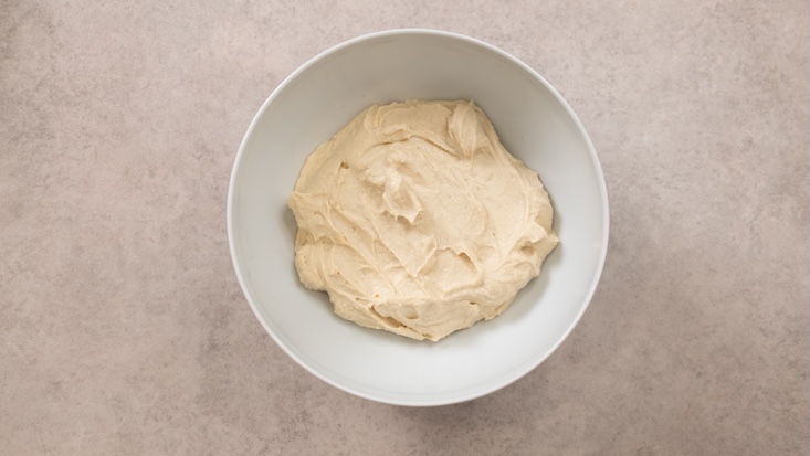 טוחנים בבלנדר את הטופו יחד עם אבקת הסוכר, שמן הקוקוס והמלח עד לקבלת קרם אחיד.