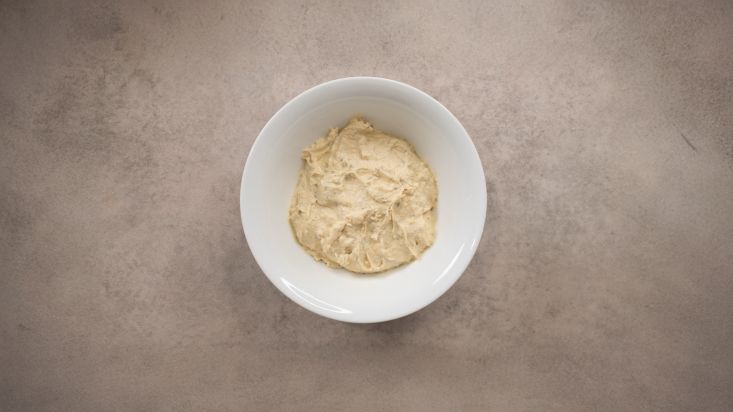 בלילה של הרכיבים בקערה.