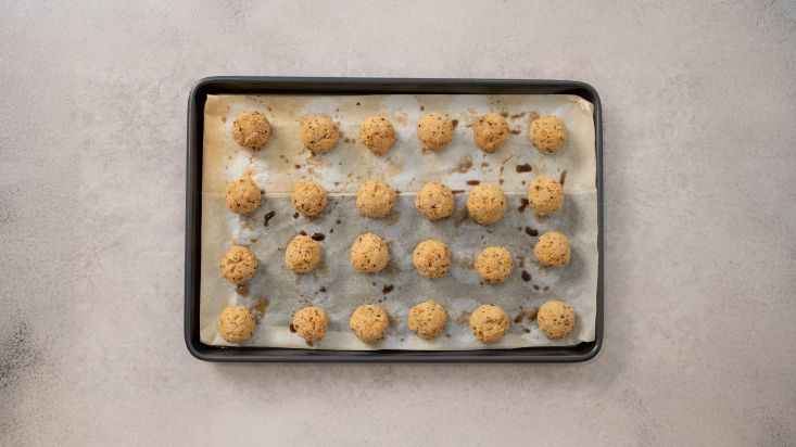 יוצרים כדורים על תבנית אפיה, ואופים בתנור.