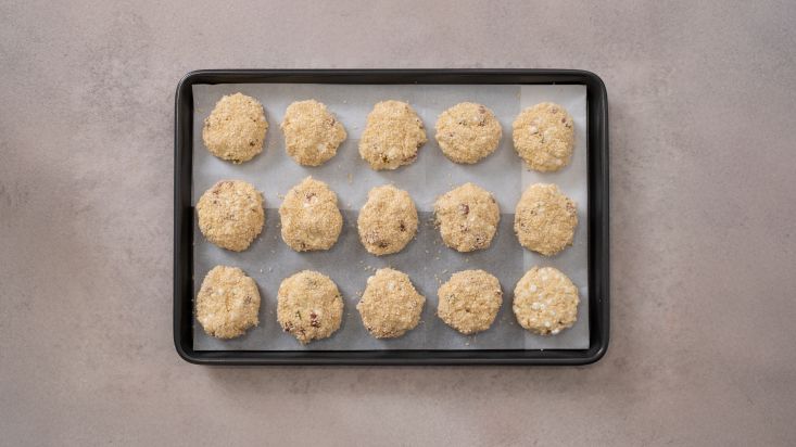 יוצרים כדורים על תבנית אפיה, מצפים בשומשום ואופים בתנור.