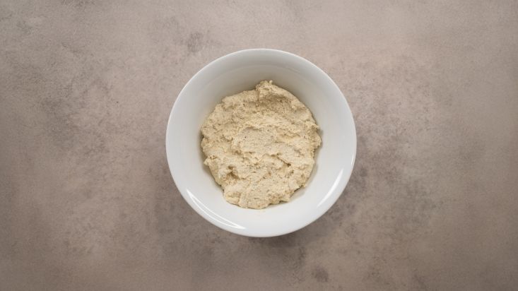 מעבירים את המצרכים לקערה ומערבבים עד איחוד.