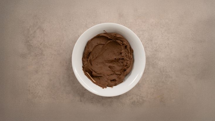 טוחנים את הרכיבים עד לקבלת מרקם חלק ואחיד.