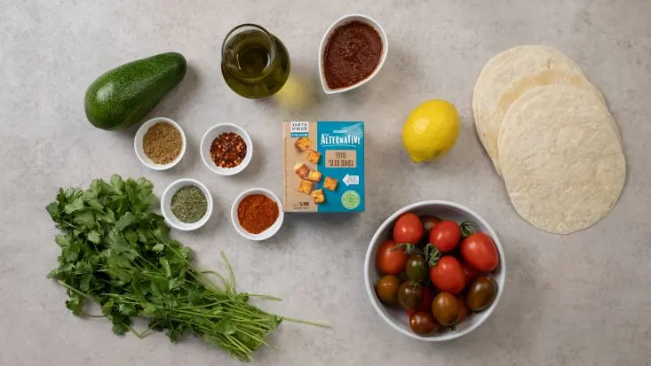 מצרכים - טופו בטעם טבעי, טורטיות, עגבניות, אבקודו, לימון ותבלינים.