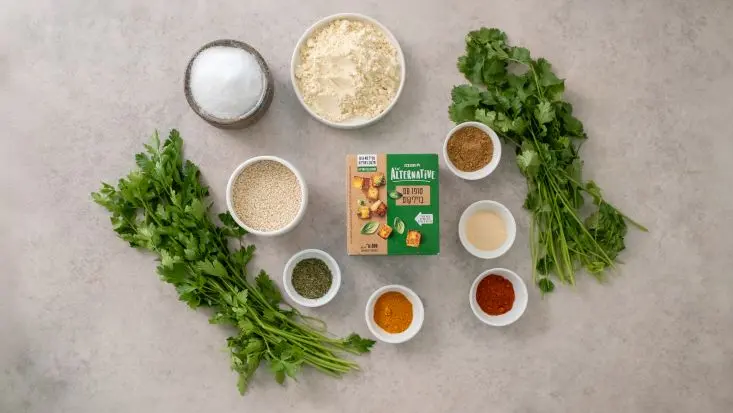 מצרכים - פטרוזיליה, כוסברה, טופו בזיליקום, קמח, שומשום ותבלינים.