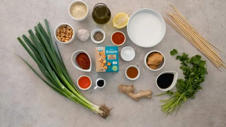 שלב ראשון - מצרכים: טופו בטעם טבעי, בצל ירוק, שמן זית, לימון ותבלינים