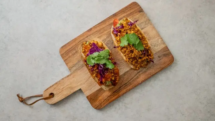 מרכיבים בטורטיות עם תוספות - גאווקמולי, סלסת עגבניות שרי, סלט כרוב סגול וכוסברה.