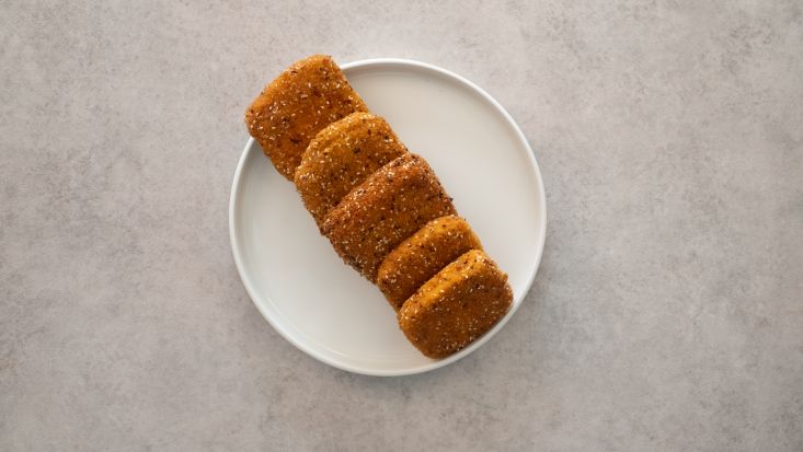 פרוסות טופו מטוגנות בציפוי פירורי לחם ושומשום.