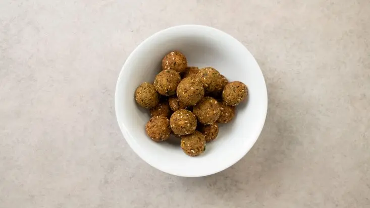 כדורי פלאפל טופו בקערה לאחר טיגון