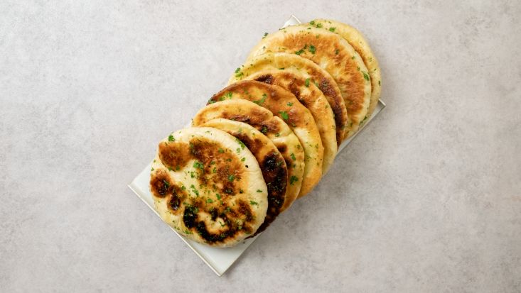 נאן טופו רך ואוורירי במריחת שמן עם פטרוזיליה ושום.