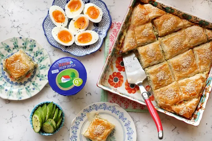 בורקס גבינה לבנה בתבנית, מוגש גם גבינה לבנה, מלפפונים וביצים קשות