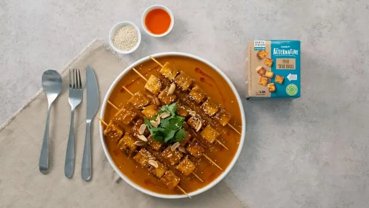 קוביות טופו על שיפוד ברוטב קארי–חמאת בוטנים