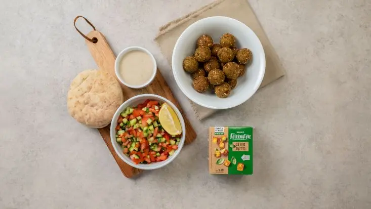 פלאפל טופו בזיליקום, לצד סלט ירקות, טחינה ופיתות